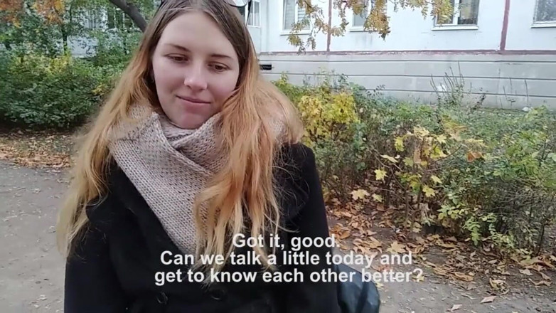 SweetAndFlow: Een studente geneukt bij de ingang