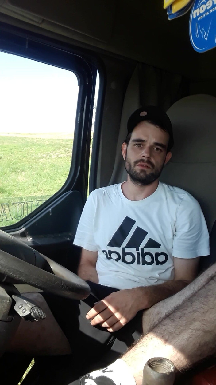 jerkofflover: Zich aftrekken in korte broek in een geparkeerde vrachtwagen en...