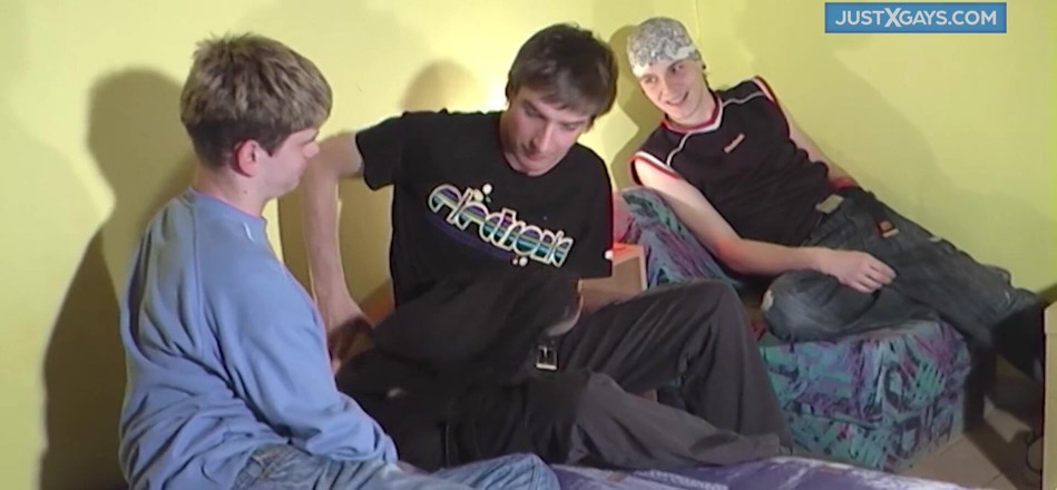 Just x gays: Gay trio kouří venku a šuká v mém pokoji