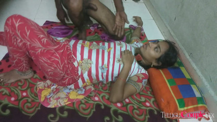 Telugu Couple: Sex incitant cu orgasm cu țâțe naturale soție indiană în pat cu...
