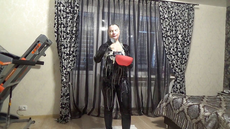 Sexy Milf: Lateks vücudumun ve saçımın her yerine krema 1! 5 litre