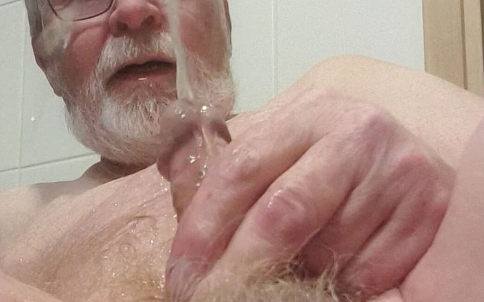 Redhairy4u: Hot Drink - můj drobný čůrák čůrá všude