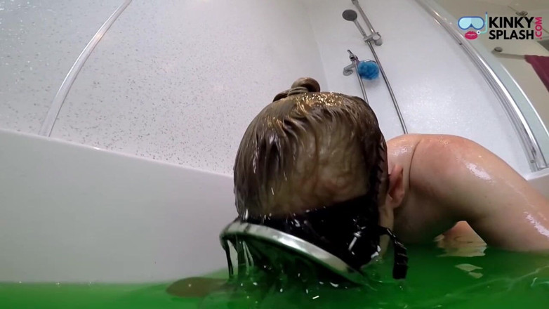 UKCuteGirl Lucy Lauren: Bagunçado green slime máscara boquete