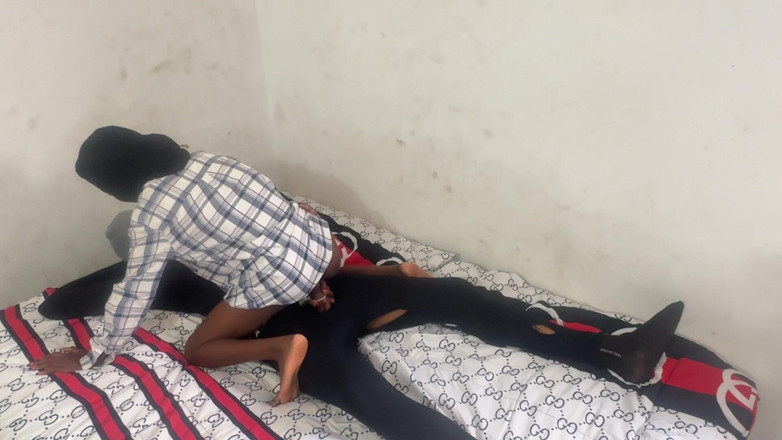 Petite Erotic Africa: Une fille mince se fait baiser dans plusieurs positions