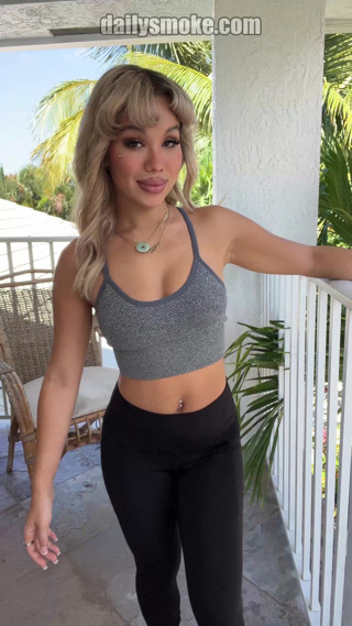 Daily Smoke: Luna Luxe menunjuk-nunjukkan gimnya cergas di balkoni