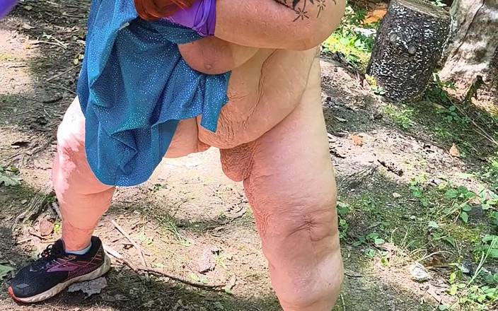 HerculesnVENUS: Elle remonte sa robe dans les bois, elle squirte