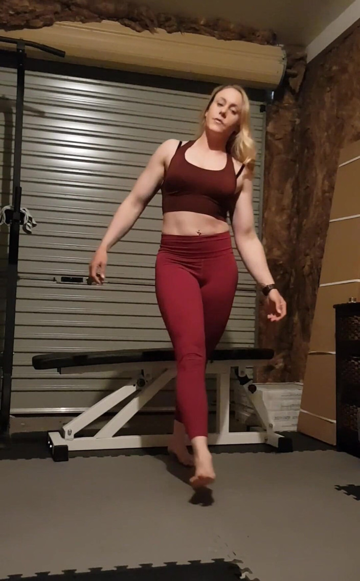 Michellexm: Striptis di gim rumah saya, bermula dalam pakaian gimnasium ketat...