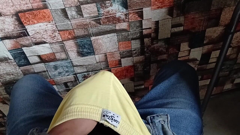 Hornyboy2058: Po obejrzeniu tyłka mojej przyrodniej siostry dotknąłem mojego ogromnego wybrzuszenia...
