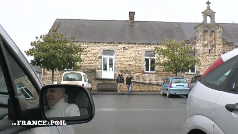 Rue Chaude: Máy bay bà già thích khoe hàng được người lạ xâm...