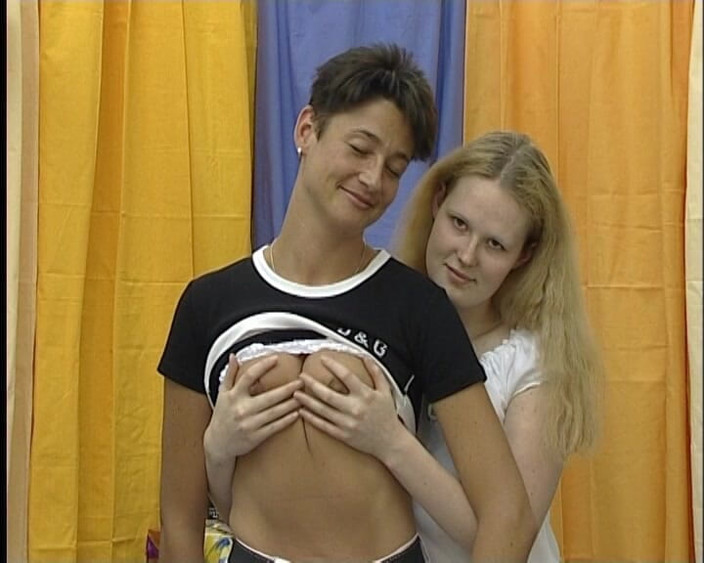 YOUR FIRST PORN: Het kyss och orgasm med Anja &amp;Sandy
