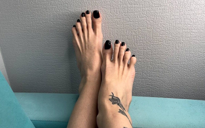 Julia domaina: Kaki terdedah saya dengan jari kaki panjang, Penggilap kuku hitam,...