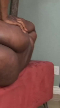 Elle adore sentir ses couilles frapper son gros cul