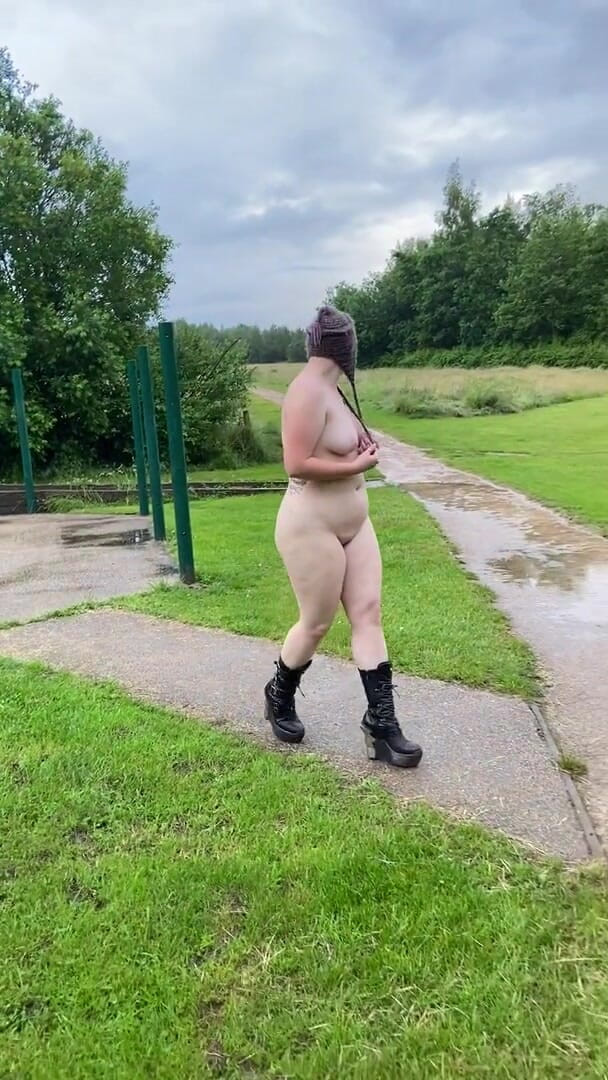 Rebecca Curves: Nahá procházka Rebecca Curves v parku