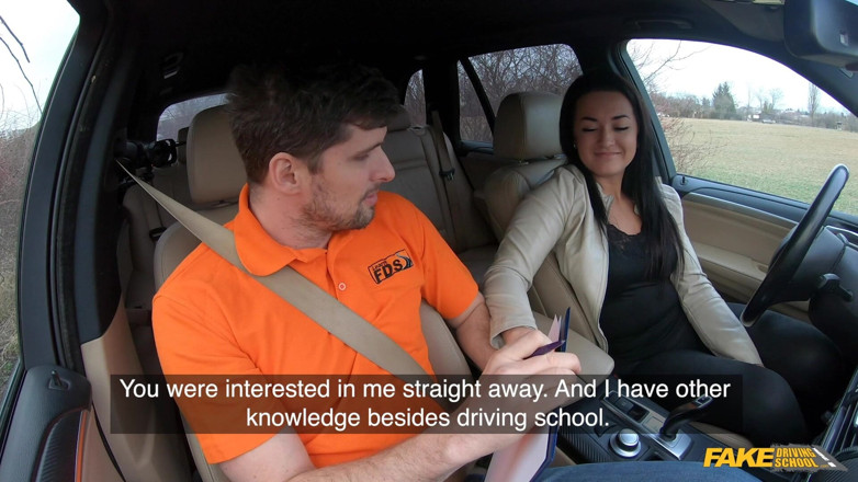 Fake Driving School: Учениця нахилилася і відтрахана