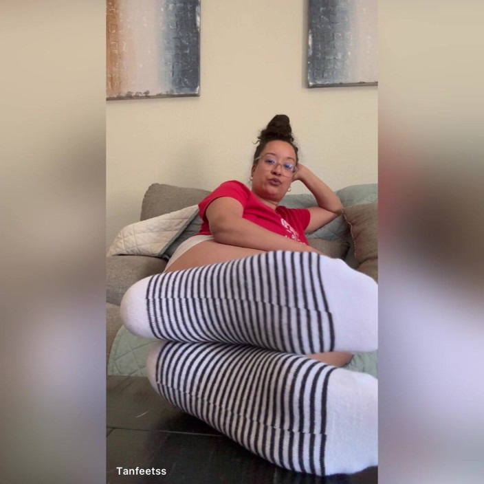 Tan feets: Latina tanfeets silent sock se burlan de no eliminación