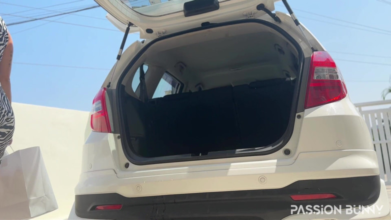 PassionBunny: Énorme Pisse Dans Le Tronc De La Voiture - Désespoir Sur...