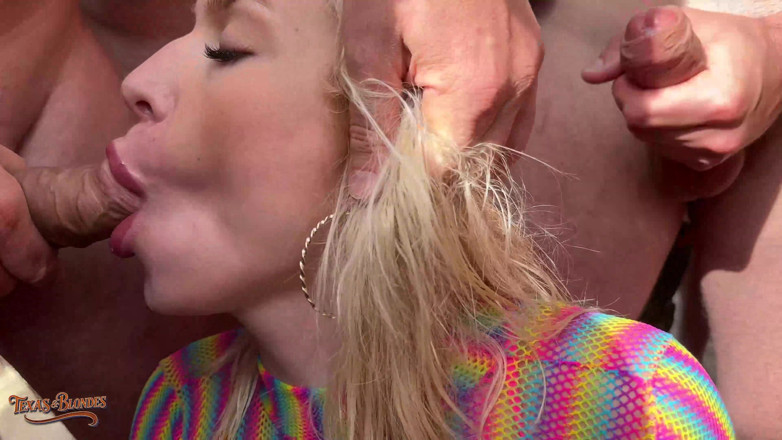 Texas and blondes: La blonde Vera Jarw se fait baiser par des grosses...