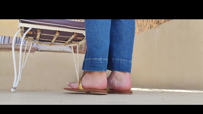 Goddess Lena: Menggoda dengan sandal rata