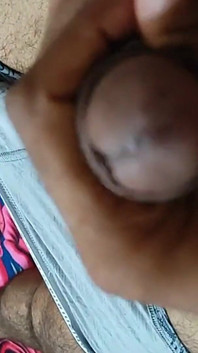 Bully playboy masturba un grosso cazzo nero e rosso