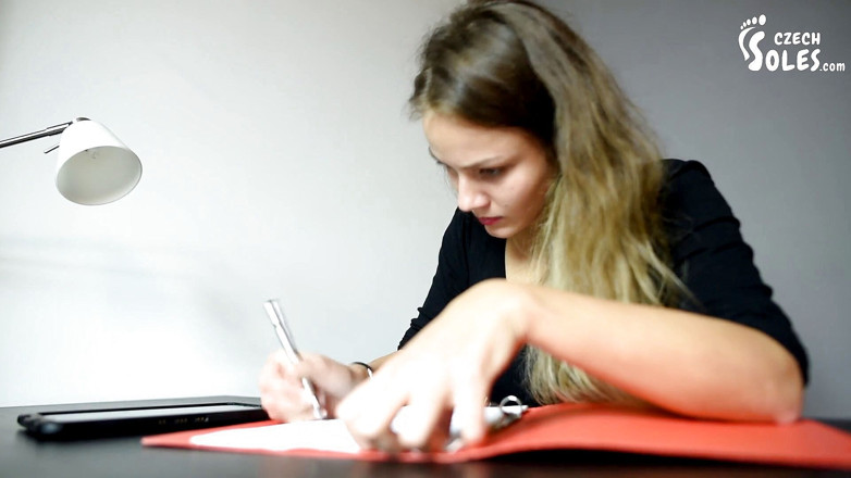 Czech Soles - foot fetish content: Ofis masasının altında ve seksi ayakları ve topuklu ayakkabılarıyla