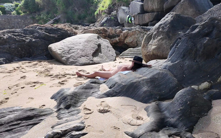 ExpressiaGirl: Um estranho seduziu uma milf em um Deach nudista