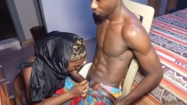Fukalistik: Melissa, étudiante nigériane, séduit et baise son professeur pour réussir ses...