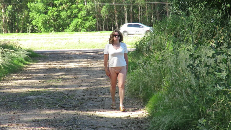 Milfcamsex: Patricia Walks...