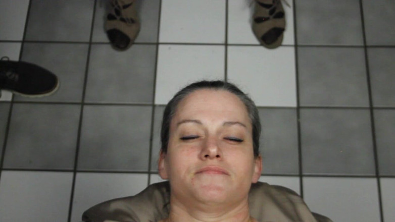 Dirty Dees: Une dees coquine se fait éjaculer sur le visage