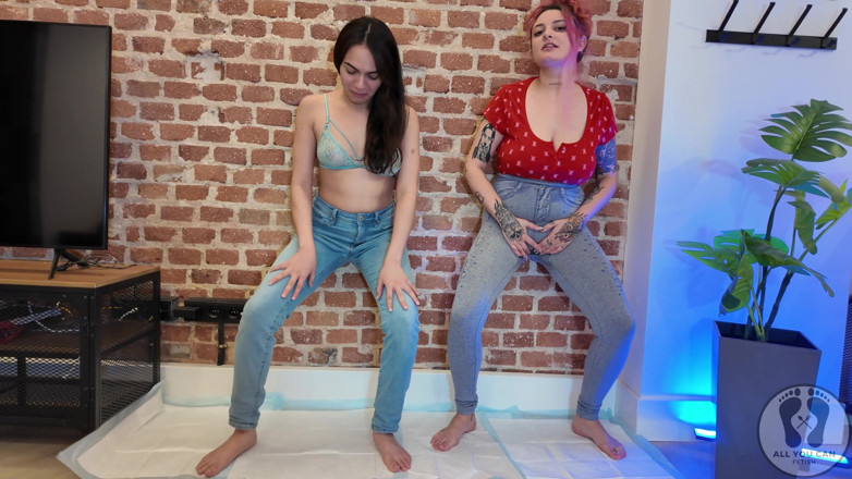 All You Can Fetish: Rebeca Addams und Ana Spears pinkeln auf jeans zeigen