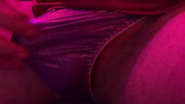 Thongsnpanties: Calcinha gozada em uma tanga de cetim roxo