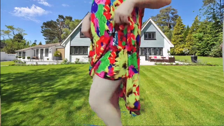 Kitty_Cross: Une trans sexy fait un strip-tease dans le jardin