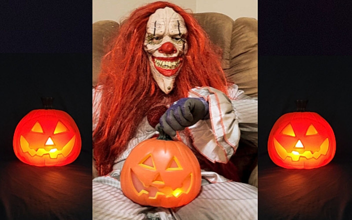 Biggyshots: Galen clown med en stor kuk har stora sprut i...