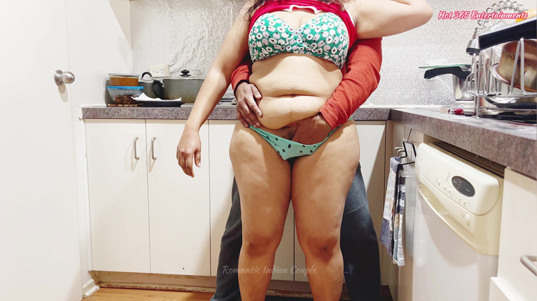 Hot 365 Entertainments: Couple indien romantique - femme au foyer sexy et mari, sexe...
