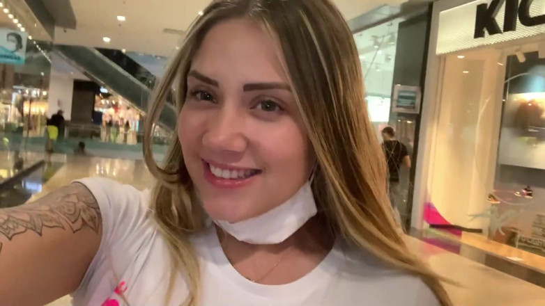 Sara Blonde: Sara Blonde et Camila Mush se déshabillent et se masturbent...