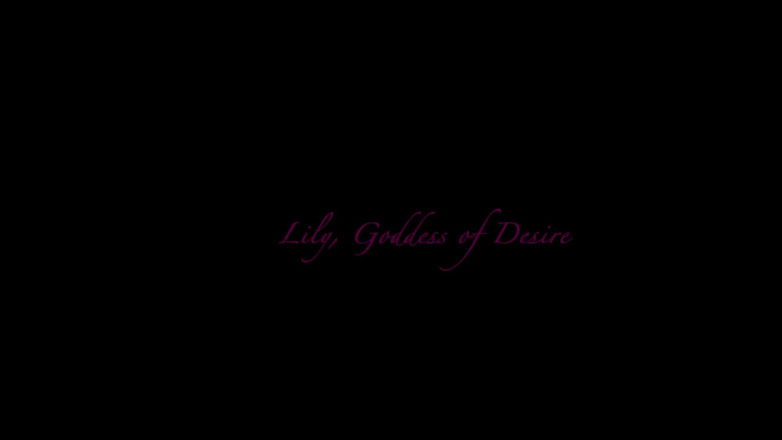 Lily, Goddess of Desire: Garota se masturba em público nas montanhas como Lena Polanski