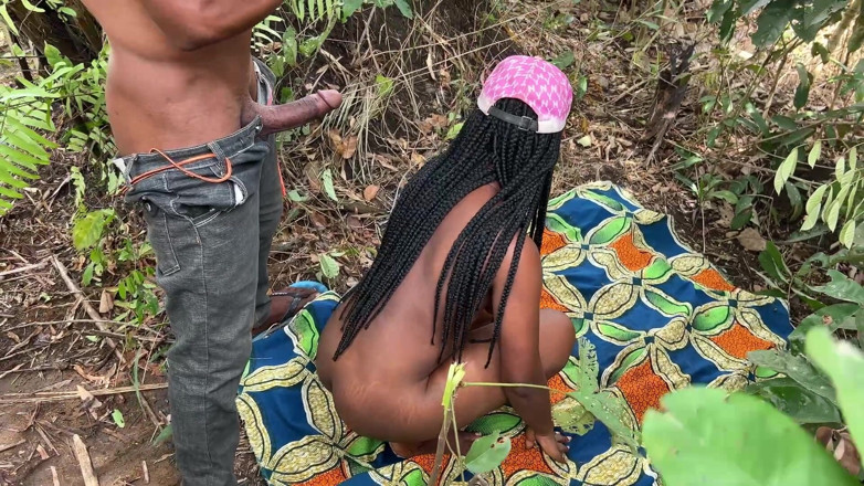 XQuillix: Un couple baise dans la brousse