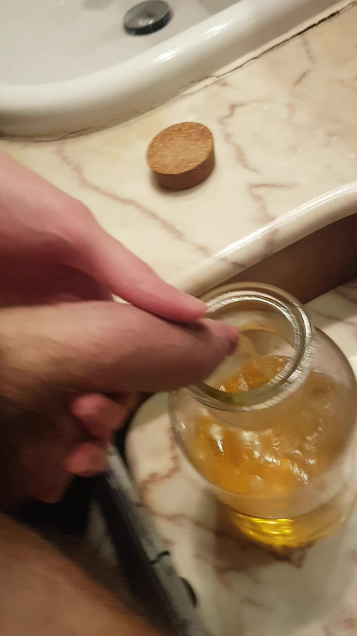 eighteentwink: Pinkeln in ein Glas, um all meine goldenen gelben Flüssigkeit...