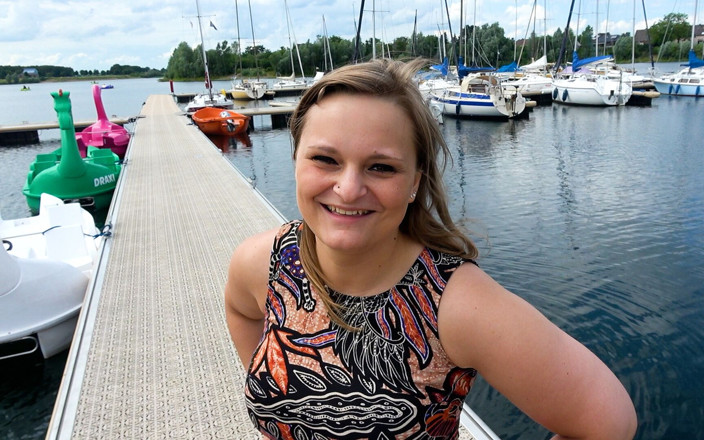 Andy Star: Baise risquée en pédalo, creampie au milieu du lac