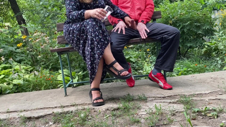 OurFetishLife: Dospělá nevlastní matka mě masturbuje na ulici, v parku.