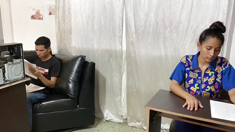 Yeison: Me follo a las tetonas maestras así que las ordeño