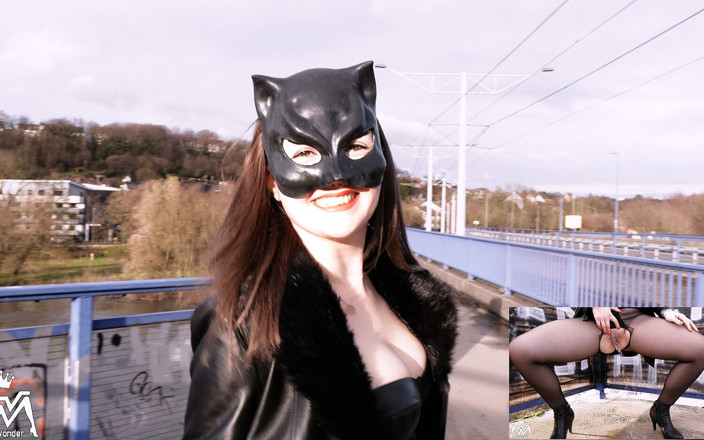 Wet-Wonder: Publiczna parada sikania #22. Goldregen Auf der Brücke
