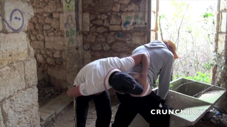 Crunch Boy: Băiat heterosexual futut de un twink latino în aer liber