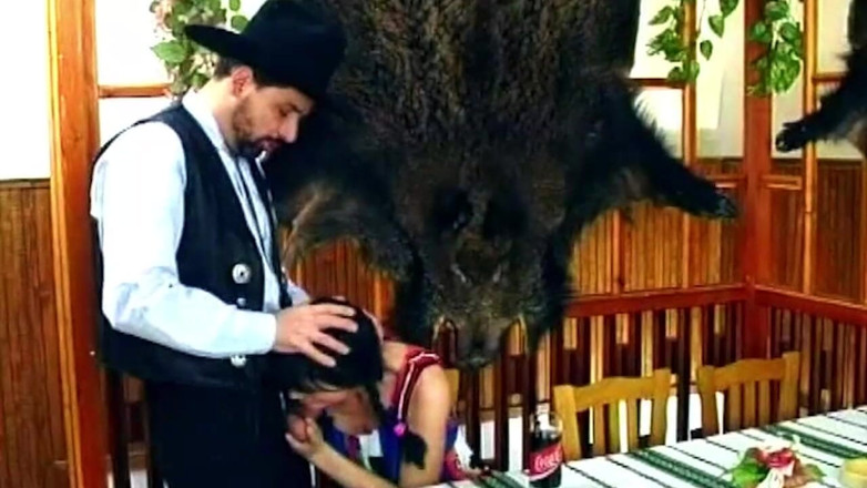 Bitch hunter: Залитую писсингом зрелую шлюшку отдолбили на столе в ресторане