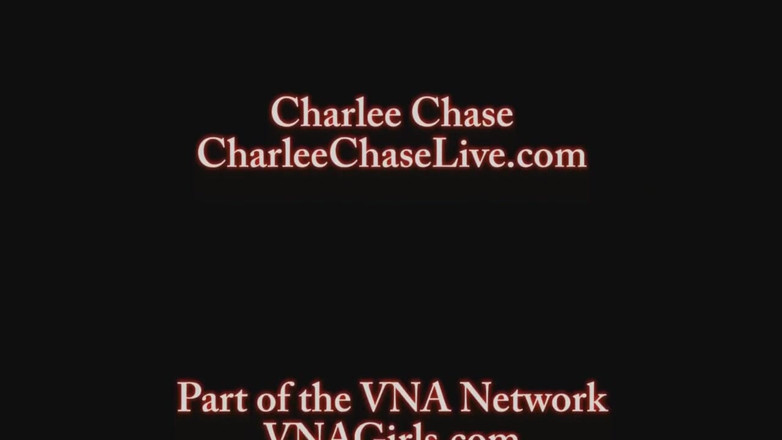 Charlee Chase: Charlee Chase viene fatta squirtare con un vibratore
