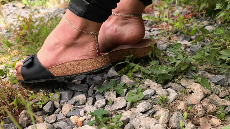 Goddess Lena: Bermain dengan Birkenstocks