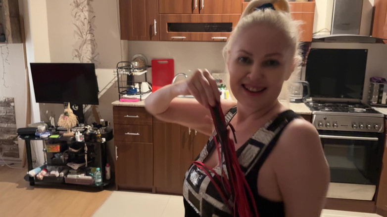 The sarsilmaz: My Upstairs Russian MILF Neighbor Invited Me to Her House