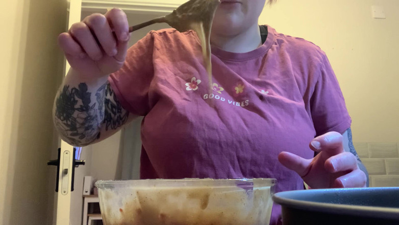 Bigtiddygoth: Pasta pişirme eğlencesi
