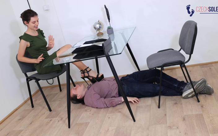Czech Soles - foot fetish content: Une secrétaire fait une salope aux pieds de son patron