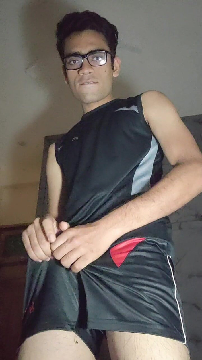 AdityaSquirts: Kinky twink chơi cu và vuốt ve boner trong quần đùi