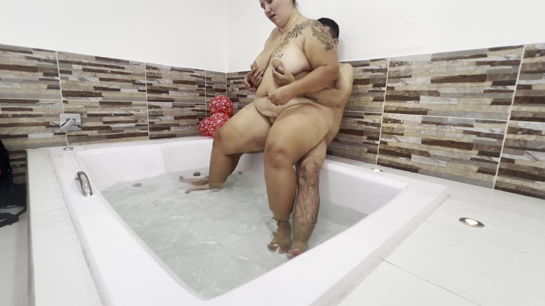 Lexly_16: Lexly, infidèle, sexe pour baiser dans le jacuzzi